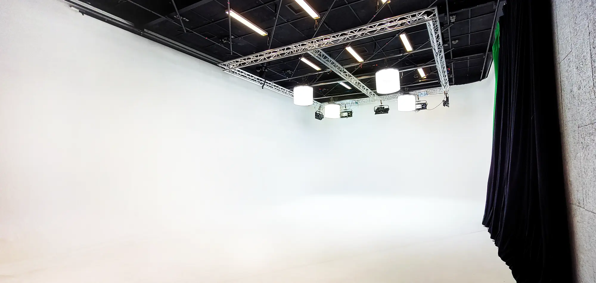 Plateau cyclorama du Studio Jours Tranquilles à Clichy