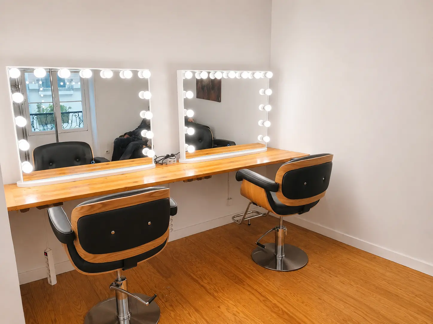Postes de maquillage dans une loge HMC